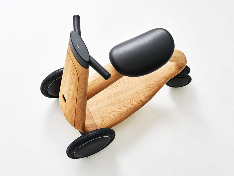 Ily-Ai: madera y formas orgánicas en la scooter de Mikiya Kobayashi