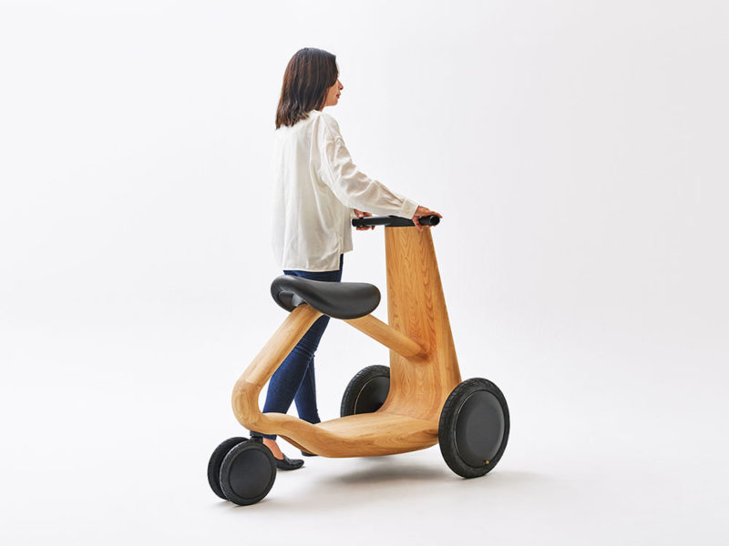 Ily-Ai: madera y formas orgánicas en la scooter de Mikiya Kobayashi