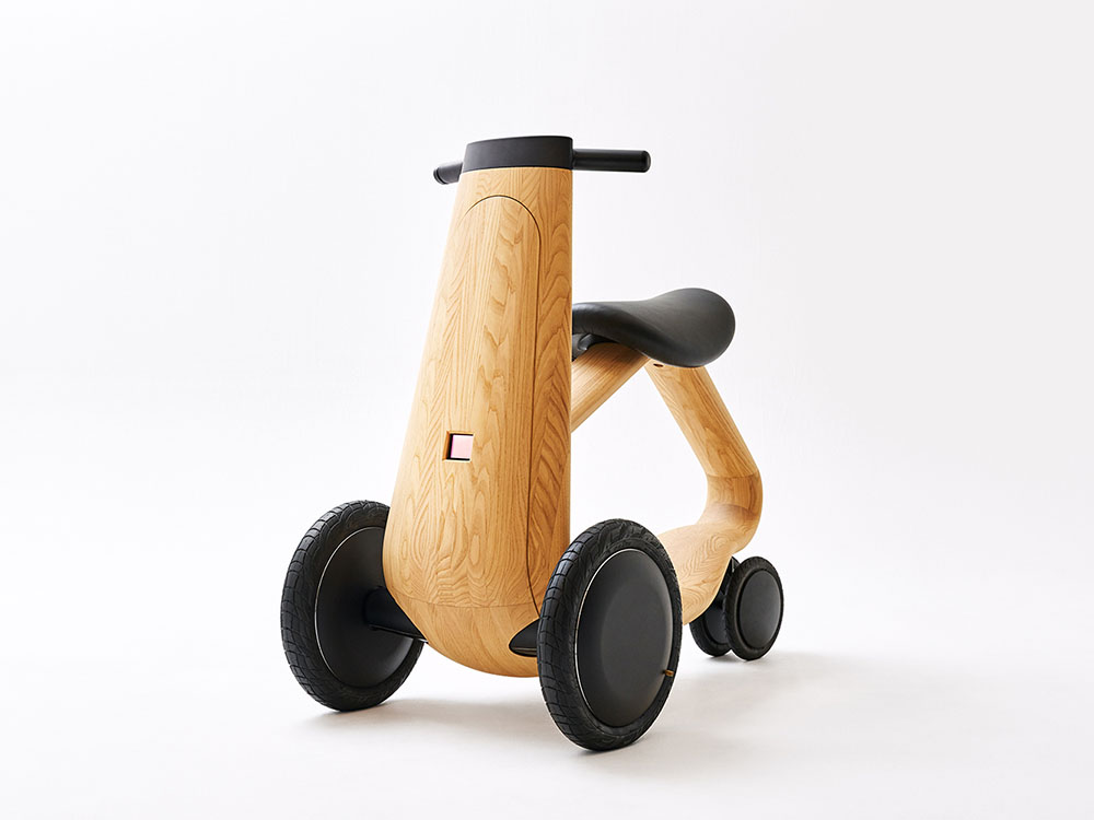 Ily-Ai: madera y formas orgánicas en la scooter de Mikiya Kobayashi