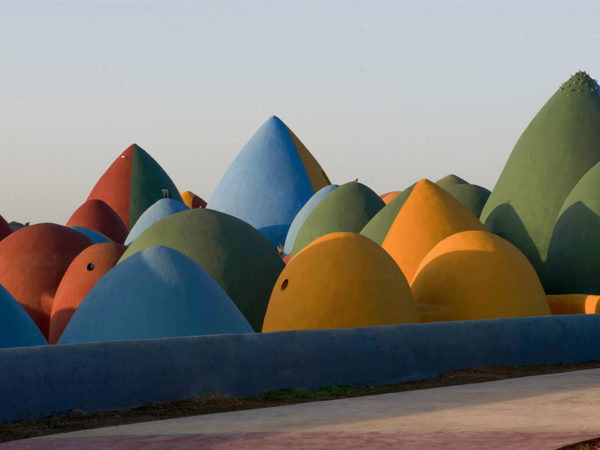 Majara Residence, el clúster de domos de superadobe de Zav Architects