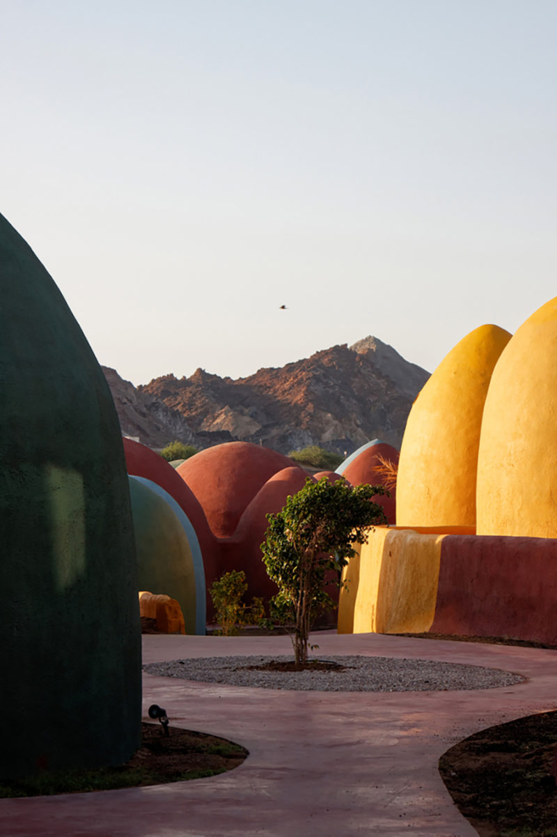 Majara Residence, el clúster de domos de superadobe de Zav Architects