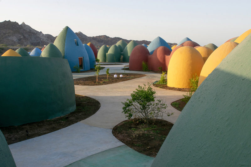 Majara Residence, el clúster de domos de superadobe de Zav Architects