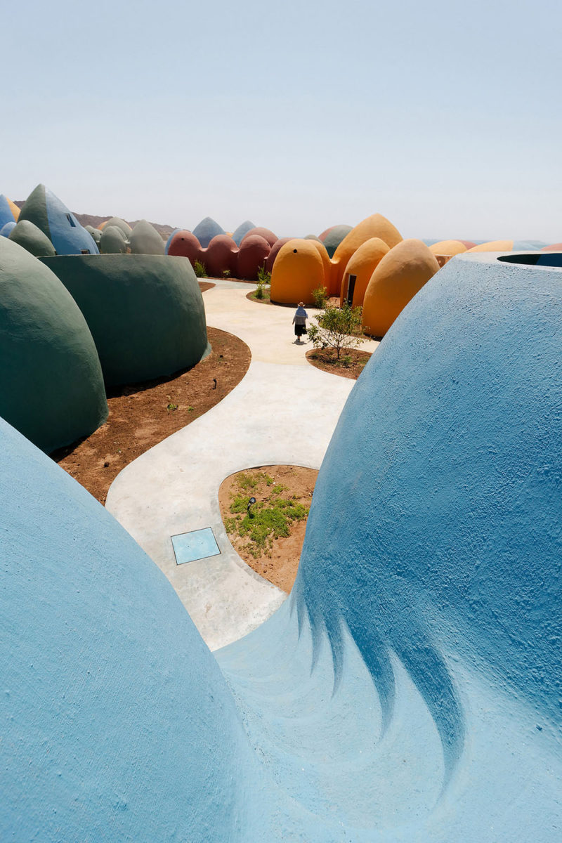 Majara Residence, el clúster de domos de superadobe de Zav Architects