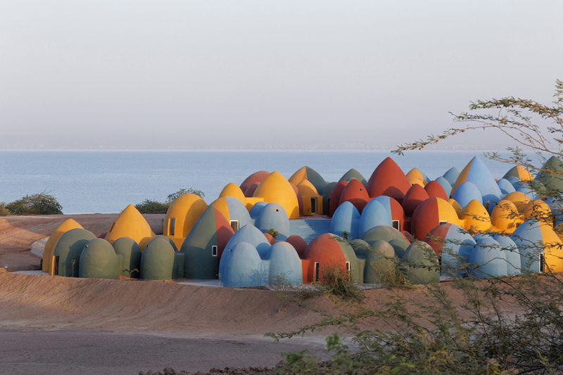 Majara Residence, el clúster de domos de superadobe de Zav Architects