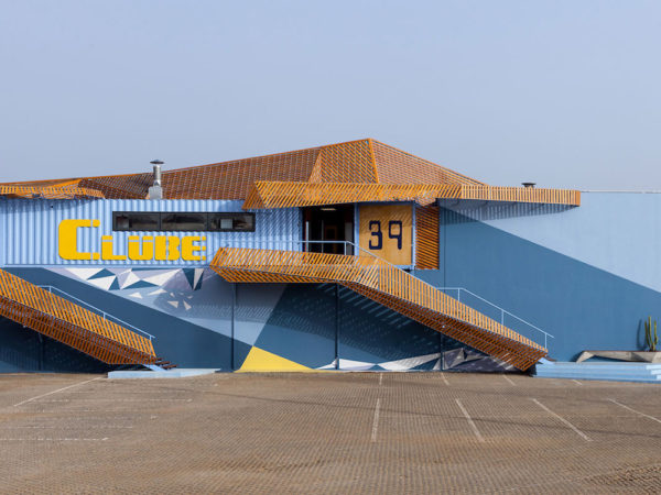 Clube 39, de Yaroslav Galant. Arquitectura deportiva de containers, paramétrica y de calidad