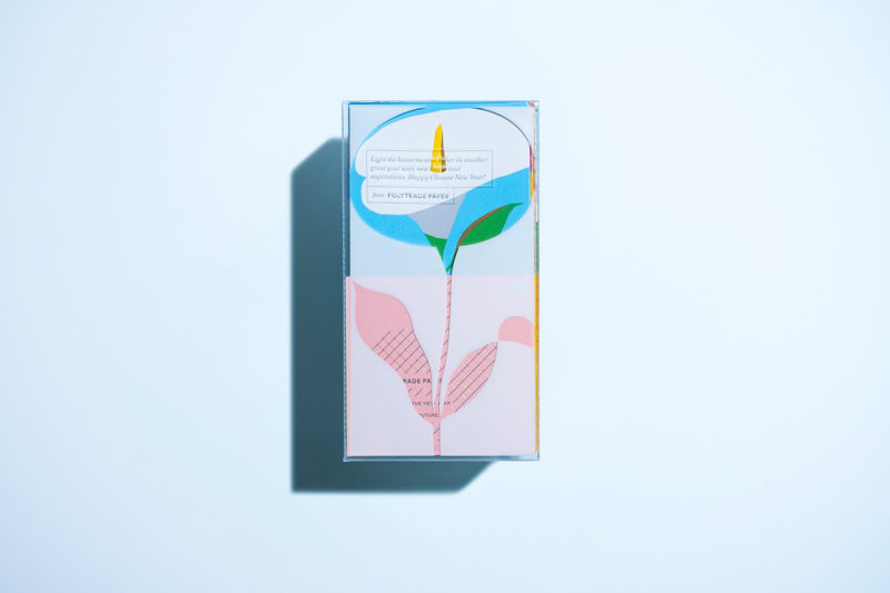 Joy of Floral, la papelera floral de WMW. Ilustración y packaging desde Honk Kong Un muestrario de papeles distinto WMW, el estudio dirigido por el diseñador gráfico Chhavi Cheng, es el responsable de un elegante protector gráfico en el que