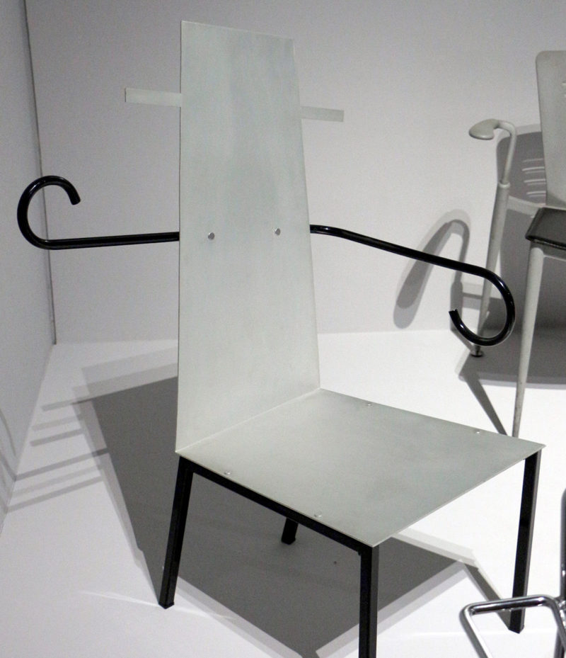 Javier Mariscal, silla Tío Pepe (1987) en una sala del Museo de Arte Moderno de París, sección de artes decorativas. Fotografía de Sailko, 2015. Creative Commons CC BY 3.0.