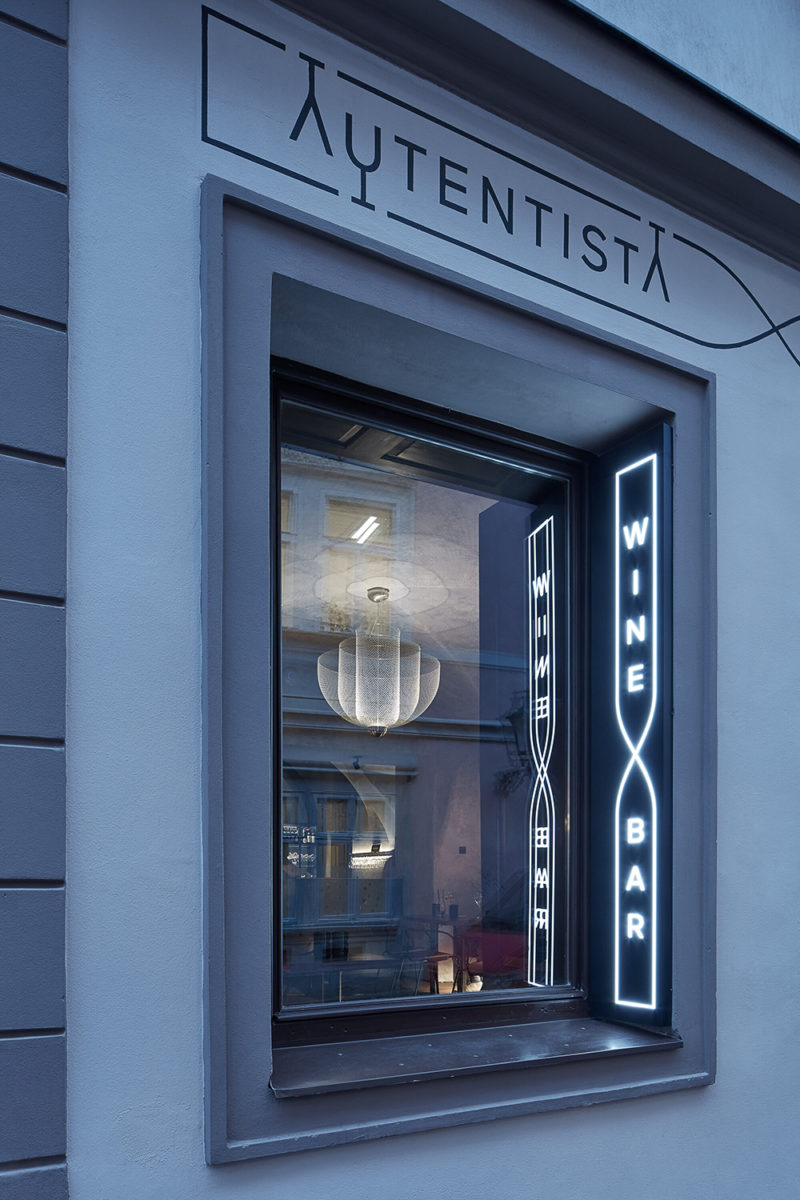 El Autentista: la enoteca industrial de Formafatal. © BoysPlayNice