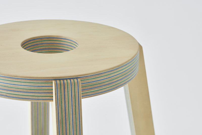El taburete de madera y papel reciclado de Drill Design