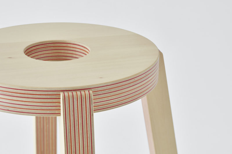 El taburete de madera y papel reciclado de Drill Design