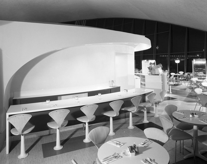 Raymond Loewy, Union News Restaurant en el actual aeropuerto John Fitgzetald Kennedy de Nueva York, 1962. Fotografía de la Gottscho Schleisner Collection, US Library of Congress. Dominio público.