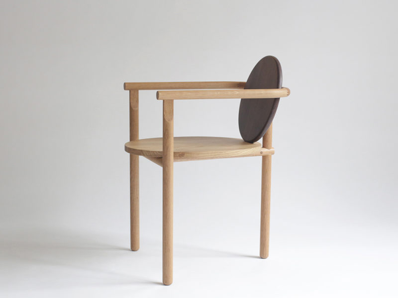 La silla Wong, circular y de tres patas. El mobiliario escultural de Milk Design