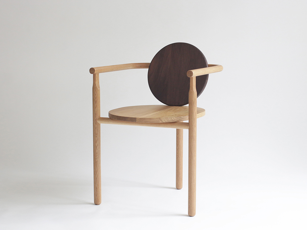 La silla Wong, circular y de tres patas. El mobiliario «Ming» de Milk Design