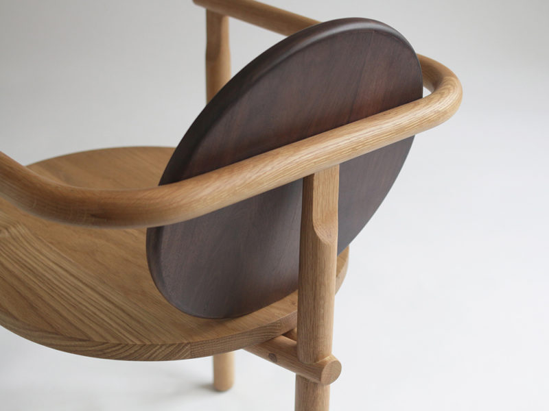 La silla Wong, circular y de tres patas. El mobiliario escultural de Milk Design