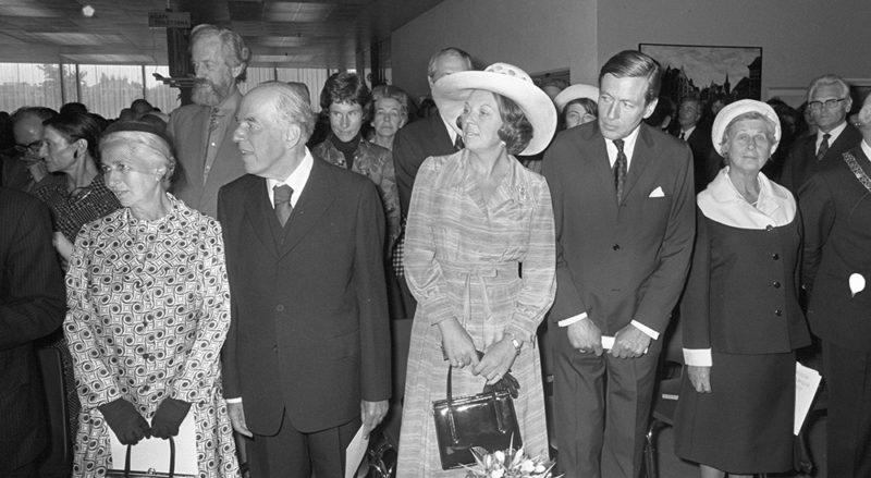 La princesa Beatriz de Orange y el príncipe consorte Klaus junto a Sir Ernst Gombrich y su esposa en la entrega del premio Erasmus en el Museo Van Gogh. En esa acto fue también galardonado el tipógrafo neerlandés Willem Sandberg. Ámsterdam, viernes 19 de septiembre de 1975. Fotografía de Bert Verhoeff. Het Nationaal Archief. Dominio público.