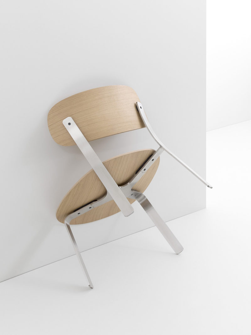 Keiji Takeuchi firma Springback. Mobiliario elemental en acero y madera