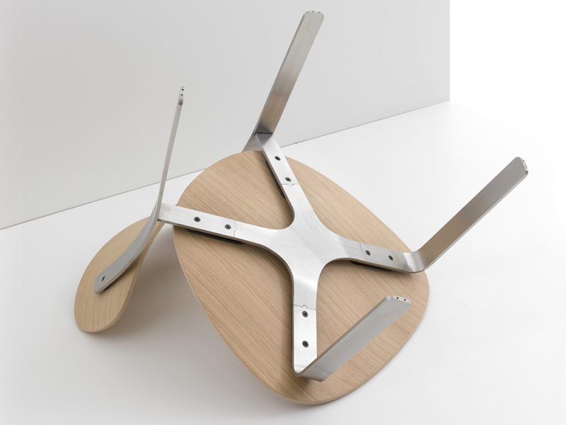 Keiji Takeuchi firma Springback. Mobiliario elemental en acero y madera