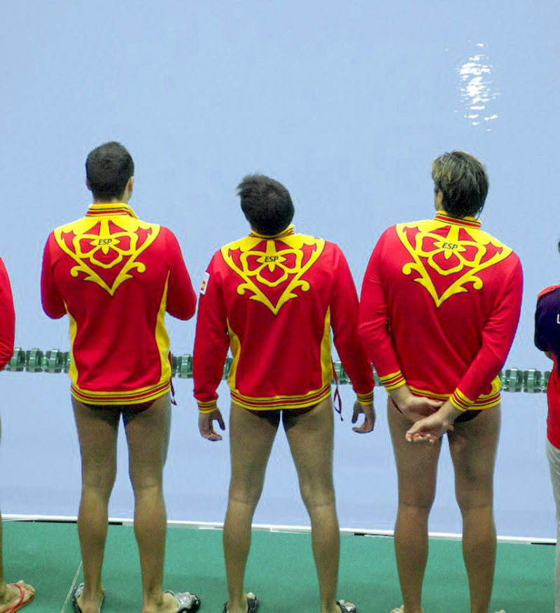 Jugadores de la selección española de waterpolo (vestidos con sus mejores galas) en los momentos previos a un encuentro contra Gran Bretaña durante los Juegos Olímpicos de Londres, jueves 2 de agosto de 2012. Fotografía de Adam Russell, Creative Commons CC BY-SA 2.0.