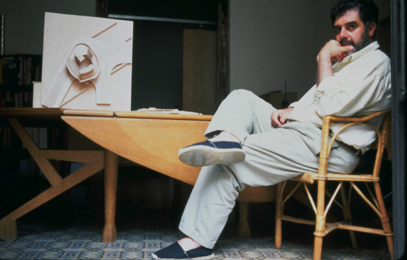 Enric Miralles junto a Mesa Inestable.