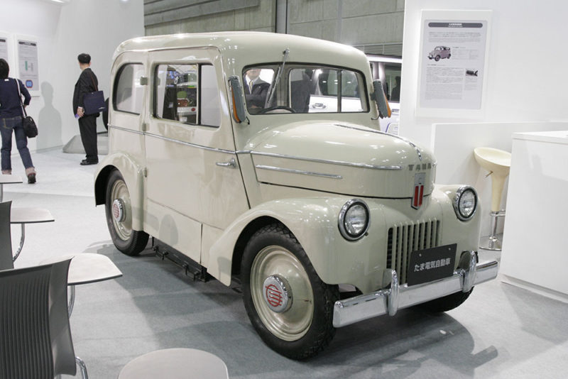 Automóvil eléctrico Tama producido por Nissan y la compañía aeronáutica Tachikawa expuesto tras su restauración. Fotografía de Baku13 (2006), Creative Commons (CC BY-SA 3.0).