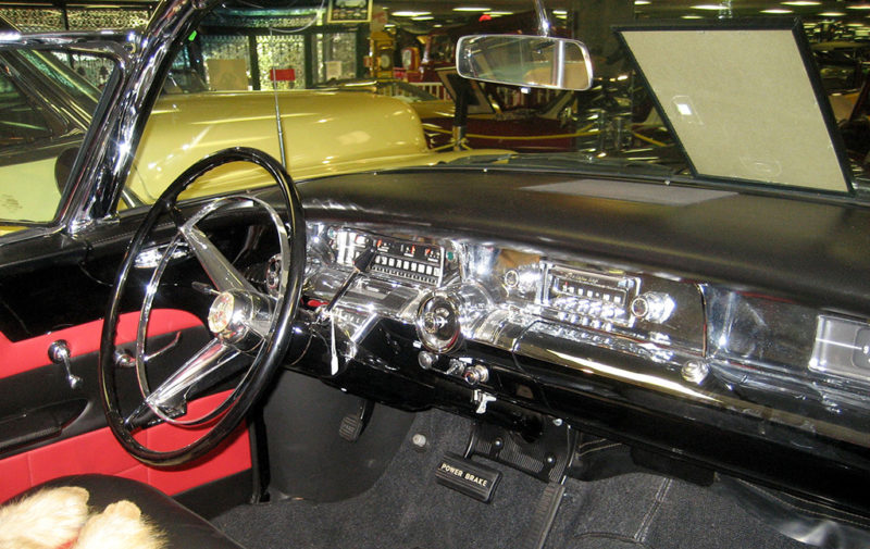 Interior de un Buick Roadmaster, modelo 76 C, convertible, 1957. Museo del Automóvil de Tallahassee. Fotografía de Infrogmation. Creative Commons CC BY-SA 3.0.