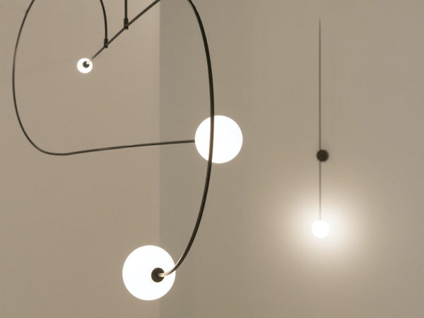 Michael Anastassiades firma Mobile Chandelier. El equilibrio de la luz