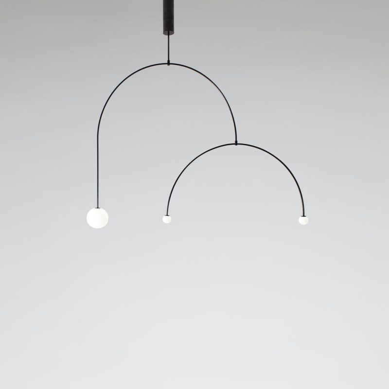 Michael Anastassiades firma Mobile Chandelier. El equilibrio de la luz