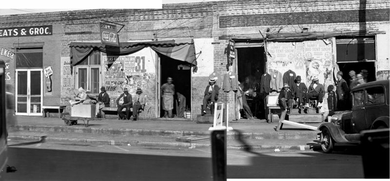 Composición a partir de dos fotografías de Walker Evans tomadas en una calle de Selma (Alabama) en diciembre de 1935. US Library of Congress. Dominio público.