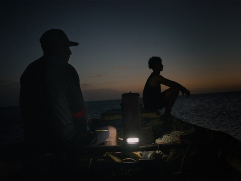 WaterLight, la luminaria portátil que funciona con agua salada