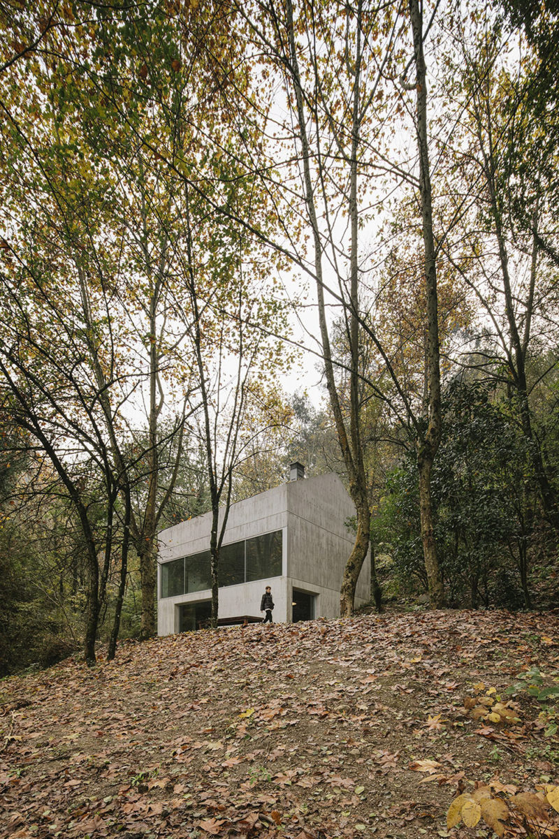 El refugio monolitico de Carvalho Araújo en los bosques portugueses