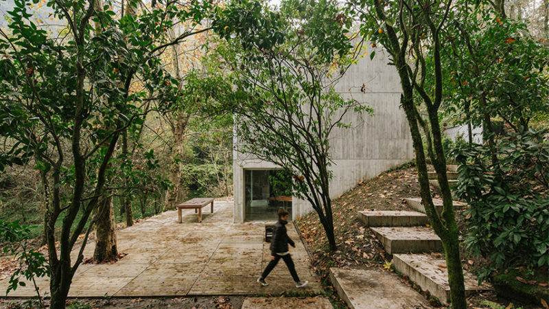El refugio monolitico de Carvalho Araújo en los bosques portugueses