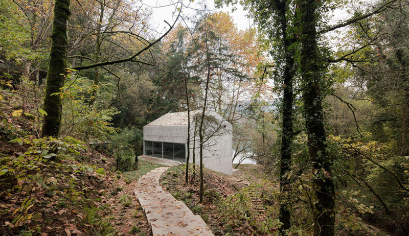 El refugio monolitico de Carvalho Araújo en los bosques portugueses