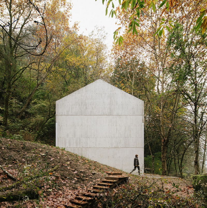 El refugio monolitico de Carvalho Araújo en los bosques portugueses