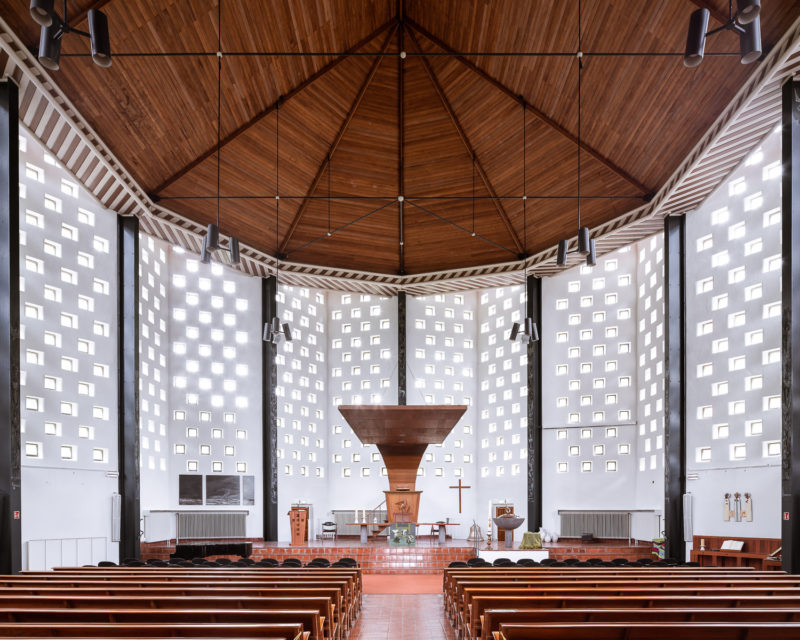 Thibaud Poirier retrata la arquitectura de culto en Sacred Spaces