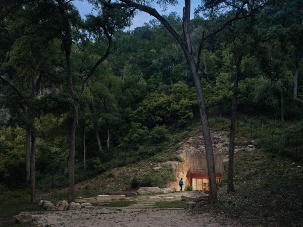 Clayton Korte construye una bodega en una cueva de piedra caliza