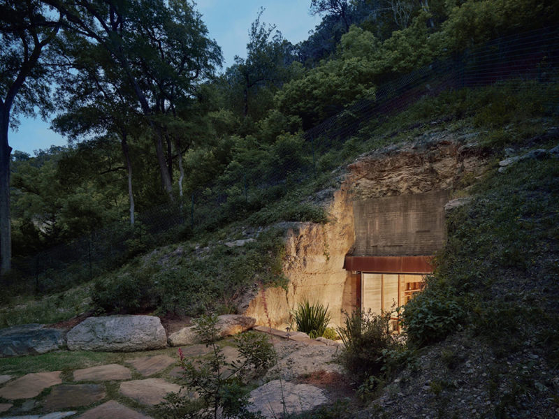 Clayton Korte construye una bodega en una cueva de piedra caliza