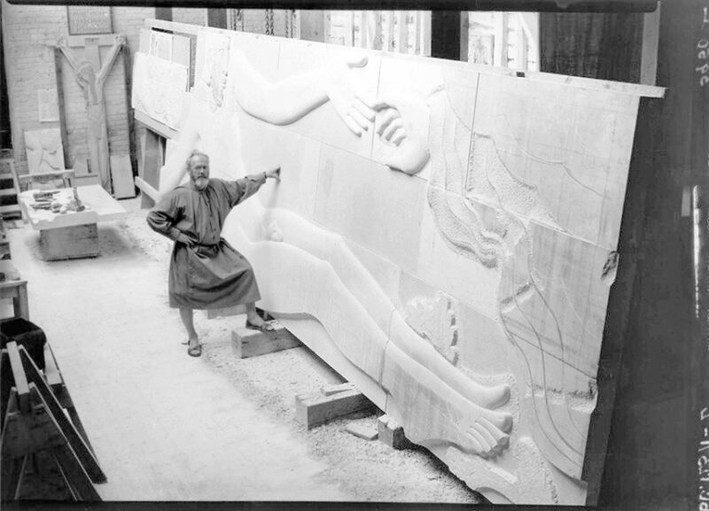 Eric Gill posa delante de una de sus monumentales esculturas en una fotografía tomada por su amigo Howard Coster en 1937, tres años antes de su fallecimiento. National Portrait Gallery (CC BY-NC-ND 3.0).