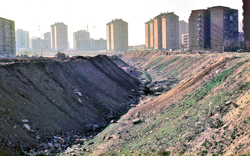 Bonita (y entrañable) vista del barrio de Moratalaz en el año de gracia de 1970. La vaguada que aparece en la imagen oculta el antiguo trazado del ferrocarril del Tajuña que transcurría desde la estación del Niño Jesús en Madrid a la población de Alocén en Guadalajara. Fotografía de Luis Bartolomé Marcos (CC BY-SA 4.0).