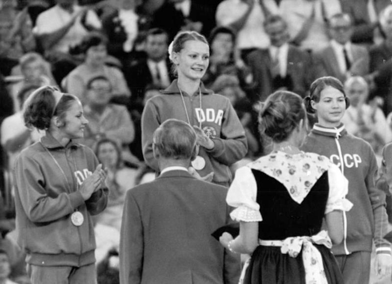 Entrega de la medalla de oro a la gimnasta de la República Democrática Alemana, Karin Janz, 1 de septiembre de 1972. Fotografía de Ulrich Kohls. Bunndesarchive (CC BY-SA 3.0).