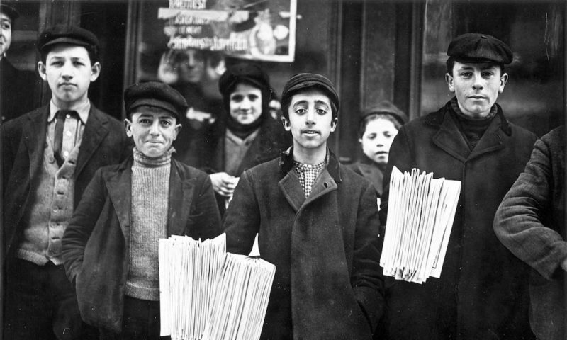 Vendedores de periódicos en Hartford (Connecticut), 1909. Fotografía de Lewis W. Hine para el Child Labor Comitee sobre el trabajo infantil. National Gallery ofArt, Washington. Imagen de dominio público.
