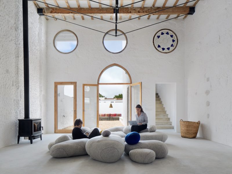 Anna Truyol y Emma Martí diseñan un encantador espacio de trabajo en Menorca