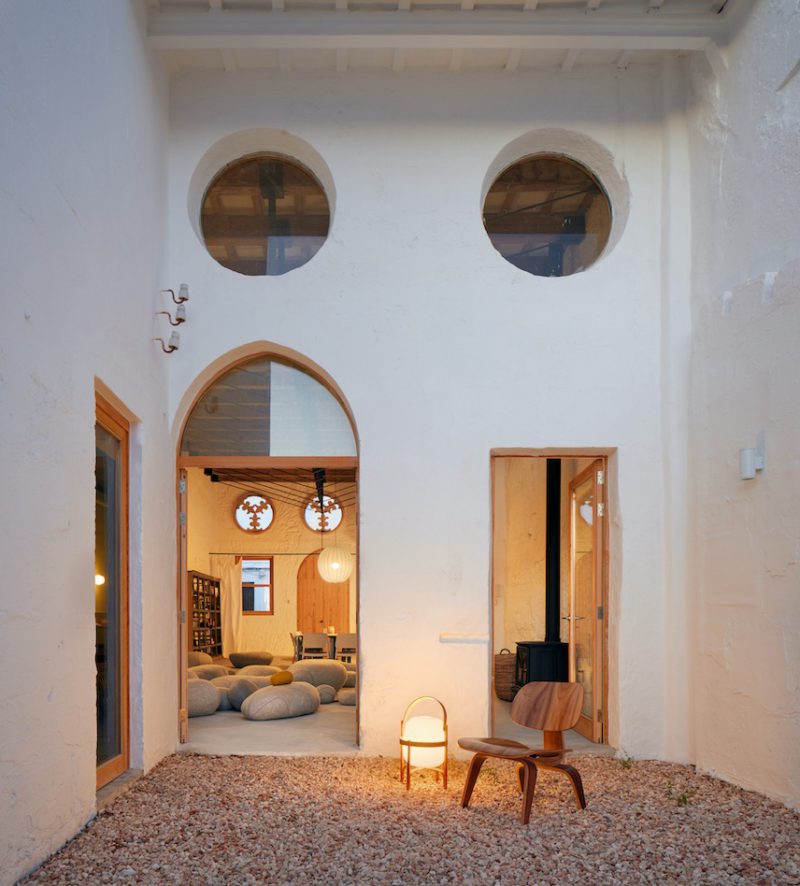 Anna Truyol y Emma Martí diseñan un encantador espacio de trabajo en Menorca