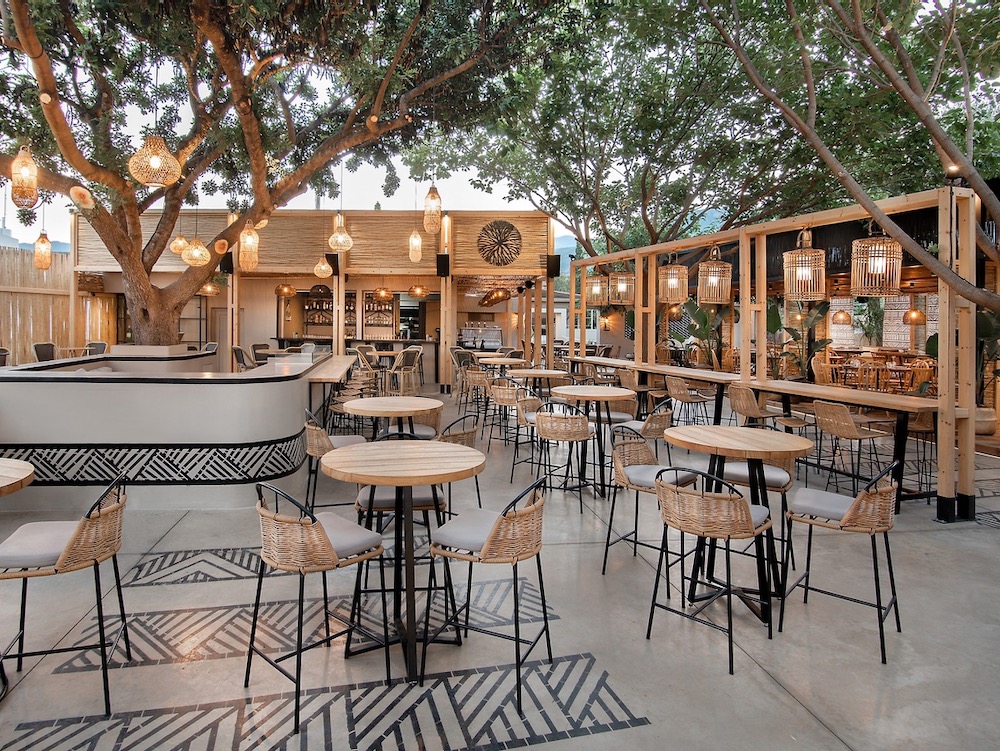 Ego, el bar a pie de playa de Andreas Petropoulos. Diseño de verano