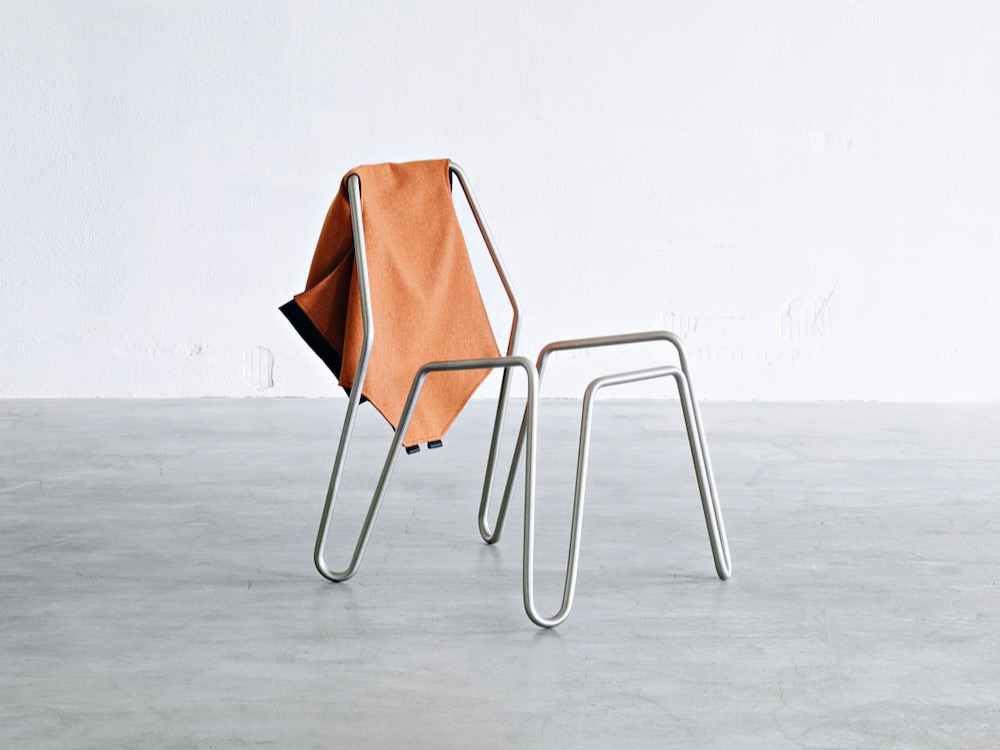 Reversible: la colección de sillas «reversibles» de Nicola Stäubli