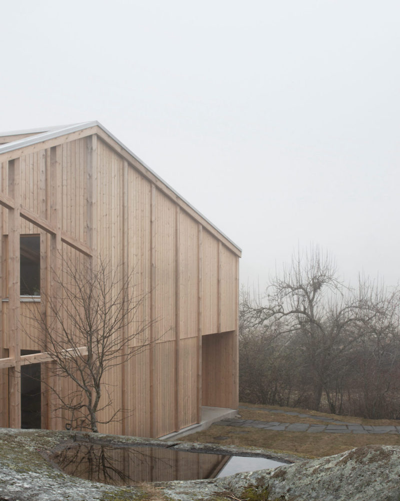 Cemento alisado y mucha madera en la casa-refugio de Sjöblom Freij Arkitekter