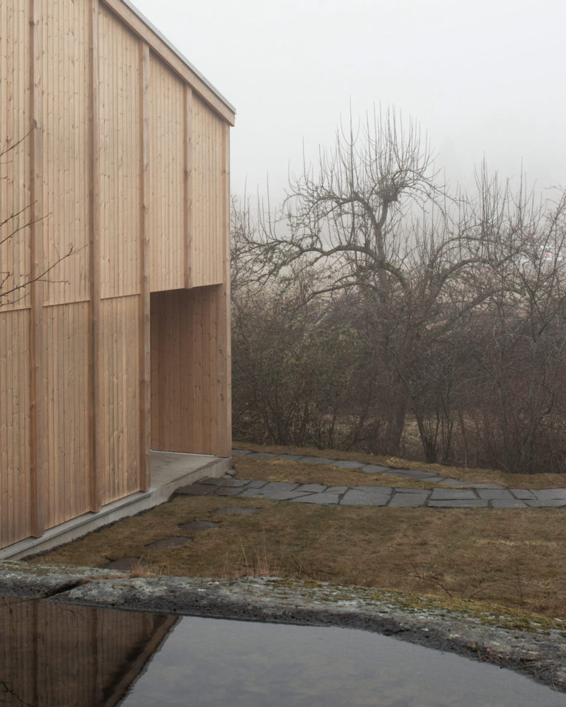 Cemento alisado y mucha madera en la casa-refugio de Sjöblom Freij Arkitekter