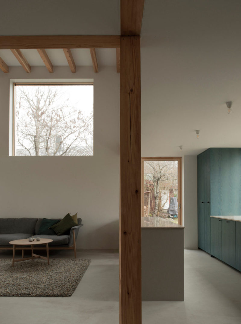 Cemento alisado y mucha madera en la casa-refugio de Sjöblom Freij Arkitekter