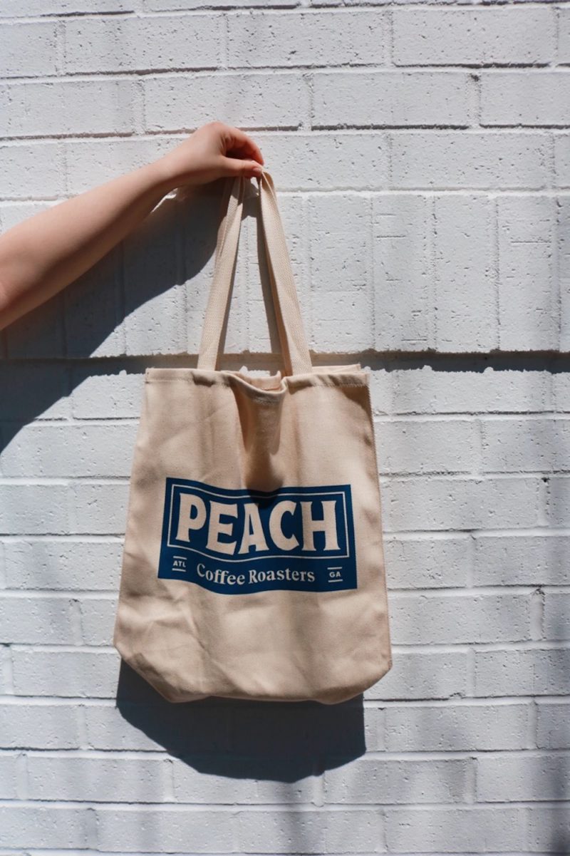 Peach, identidad y packaging de Pentagram. © Nick Cabrera / Emma Roberts