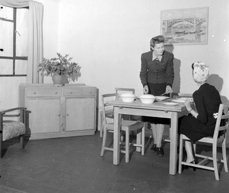 En la imagen, la exposición del Utility Furniture que tuvo lugar en el Building Centre de Londres en 1942. Fotografía del antiguo Ministerio de Información del Reino Unido. Imagen de dominio público.