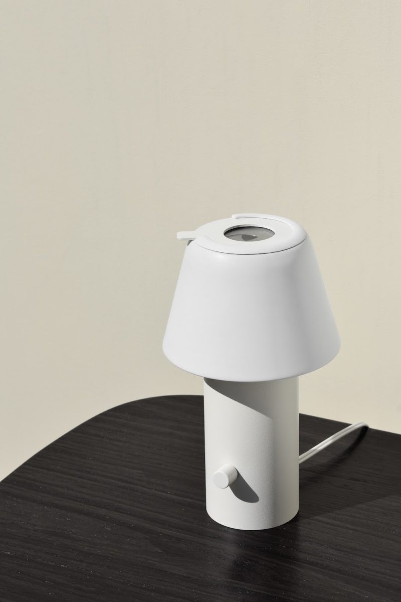 Iris, la lámpara con "obturador" de Max Kampa. Buen diseño brasileño